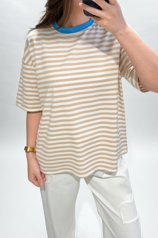 T-Shirt Riscas - Bege & Gola Azul