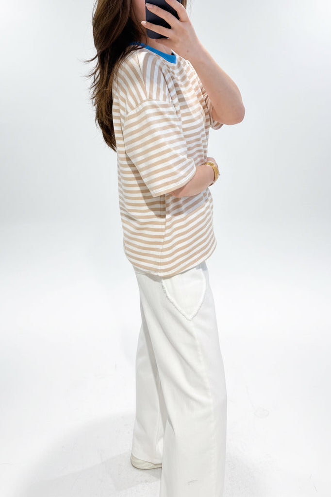 T-Shirt Riscas - Bege & Gola Azul