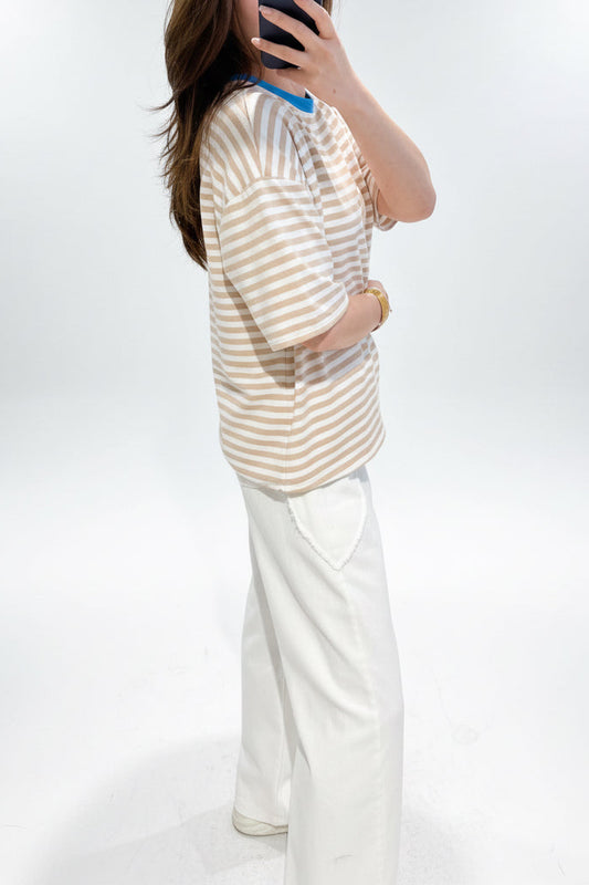 T-Shirt Riscas - Bege & Gola Azul
