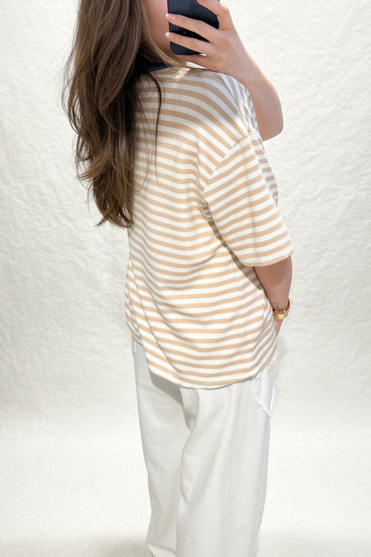 T-Shirt Riscas - Bege & Gola Azul