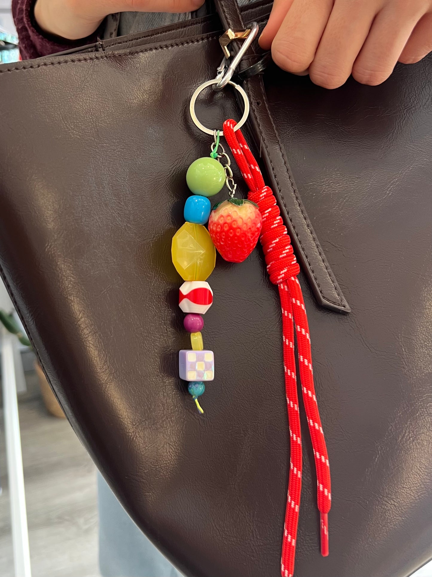 BAG CHARMS. LOJA FÍSICA LISBOA. MAD IN PARADISE. MORANGO.